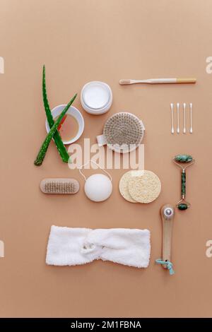 Natürliche hausgemachte verschiedene umweltfreundliche Produkte aus dem Bad für Gesicht und Körper Pflege und Hygiene auf beigem Hintergrund. Zero Waste Self-Care-Konzept Stockfoto