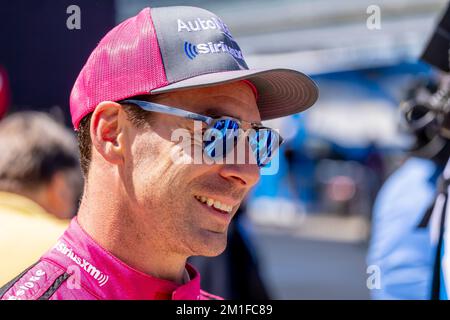 SIMON PAGENAUD (60) aus Montmorillon, Frankreich, beantwortet vor der Indianapolis 500 auf dem Indianapolis Motor Speedway in Indianapolis, Indiana, USA, Fragen aus den Medien. Stockfoto