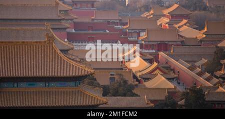Ein Panoramablick auf ein Stadtbild und die Dächer der Verbotenen Stadt in China an einem sonnigen Tag Stockfoto