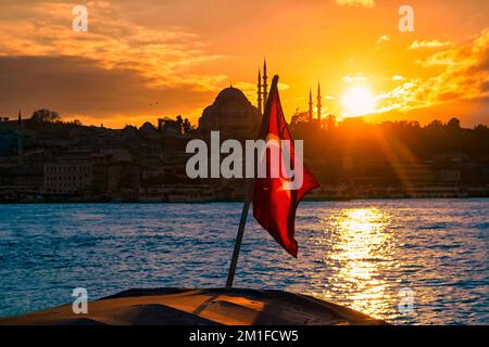 Truthahnflagge und Sonnenuntergang vor der Blauen Moschee. Stockfoto