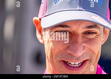 HELIO CASTRONEVES (06) aus Sao Paulo, Brasilien, beantwortet vor der Indianapolis 500 auf dem Indianapolis Motor Speedway in Indianapolis, Indiana, USA, Fragen aus den Medien. Stockfoto