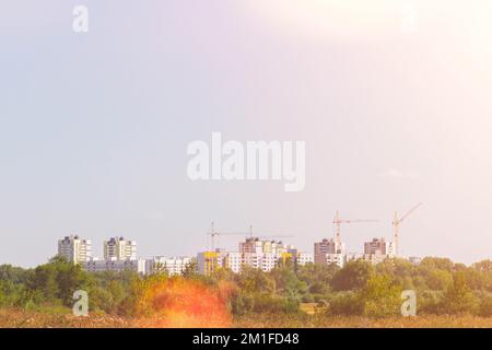 Bau von mehrstöckigen Gebäuden in ökologisch sauberen Gebieten der Stadt. Mehrstöckige Gebäude. Mehrstöckige Häuser auf dem Hintergrund eines Nat Stockfoto