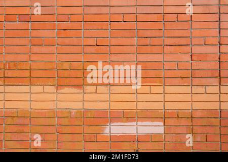Rote Backsteinwand mit glatten Steinblöcken. Hochwertige Textur... Stockfoto