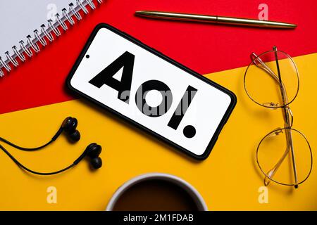 Polen. 10.. Dezember 2022. In dieser Abbildung wird ein AOL-Logo auf einem Smartphone angezeigt. Kredit: SOPA Images Limited/Alamy Live News Stockfoto
