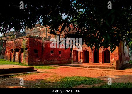 Die antike Architektur von Panam City in Sonargaon. Bild aufgenommen am 15. November 2022 aus Sonatgaon, Narayanganj, Bangladesch. Stockfoto