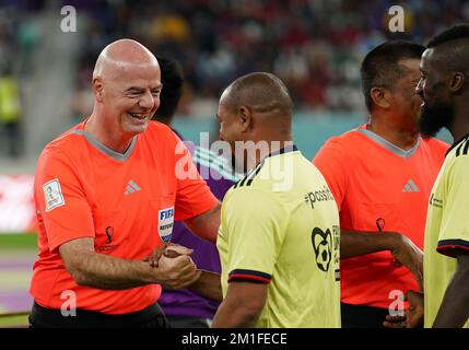 Gianni Infantino, Präsident und Schiedsrichter der FIFA, begrüßt Roberto Carlos von Team B vor einem Workers- und FIFA Legends-Match im Al Thumama Stadium in Doha, Katar. Foto: Montag, 12. Dezember 2022. Stockfoto