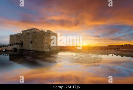 Landschaft mit mittelalterlicher Architektur von Paphos bei Sonnenuntergang, Zypern Stockfoto