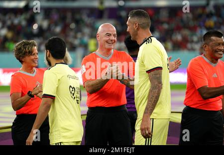 Gianni Infantino, Präsident und Schiedsrichter der FIFA, begrüßt Marco Materazzi von Team B vor einem Workers- und FIFA Legends-Match im Al Thumama Stadium in Doha, Katar. Foto: Montag, 12. Dezember 2022. Stockfoto