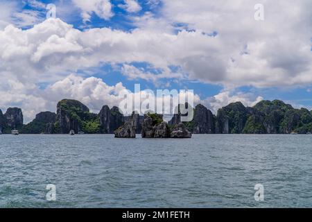 Ein Panoramablick auf die atemberaubenden Landschaften in Ha Long Bay, Vietnam Stockfoto