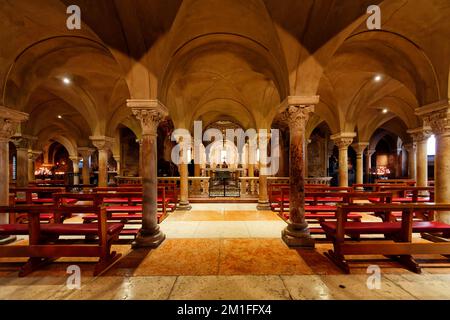 Romanische Kathedrale von Modena (Dom, gewidmet der Himmelfahrt der Jungfrau Maria und des Heiligen Geminianus - Gebäude wurde 1099 gegründet) - Krypta Stockfoto