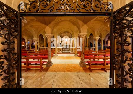 Romanische Kathedrale von Modena (Dom, gewidmet der Himmelfahrt der Jungfrau Maria und des Heiligen Geminianus - Gebäude wurde 1099 gegründet) - Krypta Stockfoto