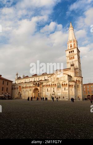 Romanische Modena-Kathedrale (Dom, gewidmet der Himmelfahrt der Jungfrau und des Heiligen Geminianus - Gebäude begann 1099) mit der Ghirlandina Stockfoto