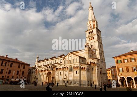 Romanische Modena-Kathedrale (Dom, gewidmet der Himmelfahrt der Jungfrau und des Heiligen Geminianus - Gebäude begann 1099) mit der Ghirlandina Stockfoto