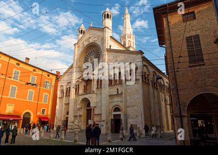 Romanische Kathedrale von Modena (Dom, der der Himmelfahrt der Jungfrau Maria und des Heiligen Geminianus gewidmet ist - Gebäude wurde 1099 gegründet) - Fassade Stockfoto