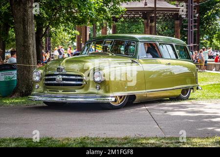 Des Moines, IA - 03. Juli 2022: Blick aus der unteren Perspektive auf einen Nash Rambler Station Wagon aus dem Jahr 1952 auf einer lokalen Automesse. Stockfoto