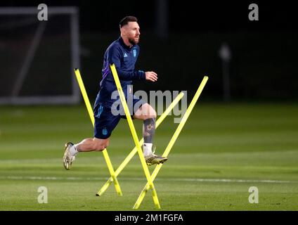 Argentiniens Lionel Messi während einer Schulung an der Qatar University Training Site 3 in Doha, Katar. Foto: Montag, 12. Dezember 2022. Stockfoto