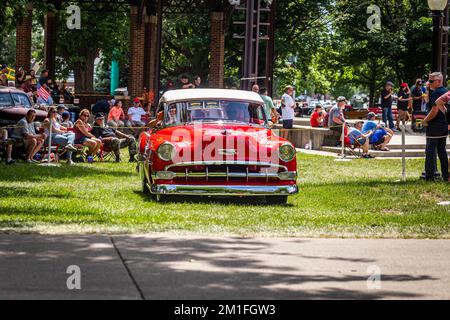 Des Moines, IA - 03. Juli 2022: Weitwinkelansicht eines 1954 Chevrolet BelAir Cabriolets auf einer lokalen Automesse. Stockfoto
