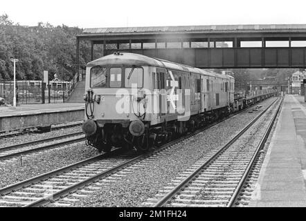 Ein Paar Elektro-Diesellokomotiven der Klasse 73 mit den Nummern 73002 und 73005 und einem leeren LWRT-Zug, der am 15.. Juli 1991 in Kensington Olympia aus YEA-Wagen gebildet wurde. Stockfoto