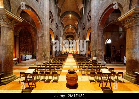 Romanische Kathedrale von Modena (Dom, gewidmet der Himmelfahrt der Jungfrau und des Heiligen Geminianus - Gebäude wurde 1099 gegründet) - Innenansicht Stockfoto