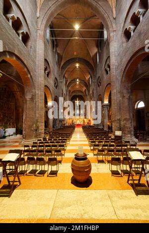 Romanische Kathedrale von Modena (Dom, gewidmet der Himmelfahrt der Jungfrau und des Heiligen Geminianus - Gebäude wurde 1099 gegründet) - Innenansicht Stockfoto