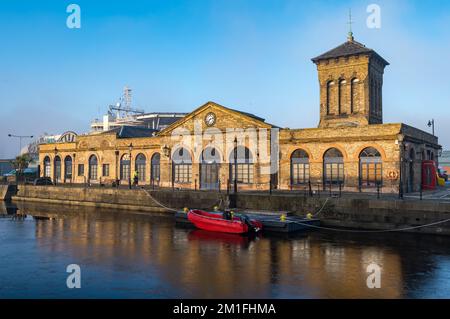 Leith, Edinburgh, Schottland, Großbritannien, 12.. Dezember 2022. Wetter im Vereinigten Königreich: Sonnenschein und Nebel. An einem bitterkalten Tag, an dem die Temperatur nicht über Null Grad steigt, scheint die Sonne im Hafen mit Blick auf das viktorianische Old Forth Ports Gebäude und einige der Becken sind zugefroren. Kredit: Sally Anderson/Alamy Live News Stockfoto