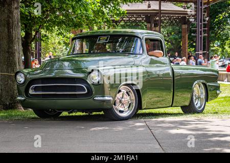 Des Moines, IA - 03. Juli 2022: Niedrige Perspektive, Vorderkantenansicht eines personalisierten 1957 Chevrolet 3100 Fleetside Pickup Truck auf einer lokalen Automesse. Stockfoto