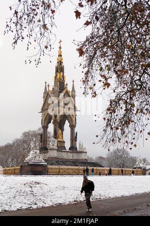 London, Großbritannien. 12.. Dezember 2022. Schwere Schneefälle auf Central London Credit: Brian Minkoff/Alamy Live News Stockfoto