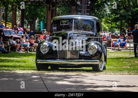 Des Moines, IA - 03. Juli 2022: Weitwinkel-Vorderansicht eines Ford Business Coupés aus dem Jahr 1940 auf einer lokalen Automesse. Stockfoto