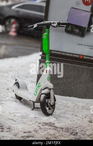 PRAG, Tschechische Republik – DEZEMBER 12. 2022: Lime Electric Scooter under first Snow Stockfoto