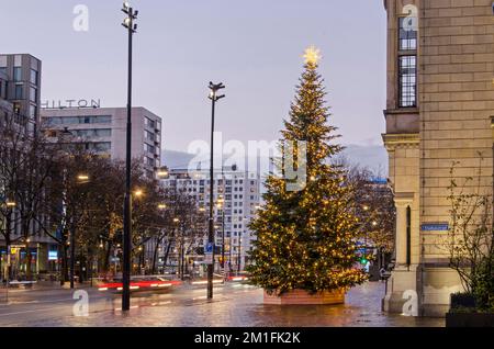 Rotterdam, Niederlande, 23. November 2022: Lichtpfade auf dem Coolsingel Boulevard von Autos, die am Weihnachtsbaum vor dem Rathaus vorbeifahren Stockfoto