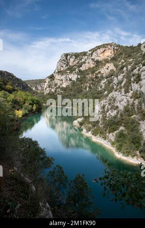 Malerischer vertikaler Blick auf den Fluss Verdon, umgeben von mittelgroßen Klippen im Herbst, Lower Verdon Gorges, Frankreich Stockfoto