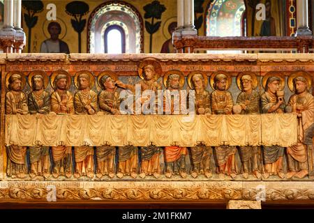 Das herrliche und farbenfrohe romanische Abendmahl (von Anselmo da Campione, 1170-1180 n. Chr.) - Marmorattrappe der Kathedrale von Modena, Modena, Italien Stockfoto