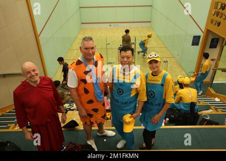 Von links: Steve Gollop, Chairman Squash Section Charity Sub Committee, Damien Laracy, Managing PartnerLaw Company of Hill Dickenson, Charles Li, Chief Executive Officer von Pelican Financial, und Karen Scheinecker, Managing Director of Oceanic Industrial Centre beim 2022 Annual Wing Ding Charity Tournament im HKFC Squash Center. 19NOV22 SCMP/Xiaomei Chen Stockfoto