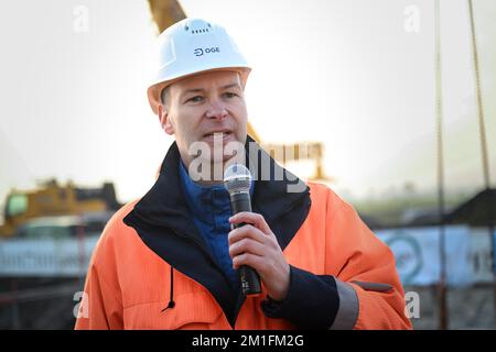 Friedeburg, Deutschland. 12.. Dezember 2022. Thomas Hüwener, technischer Geschäftsführer des Gasnetzbetreibers Open Grid Europe (OGE), spricht auf einer Presseveranstaltung zur Fertigstellung der Verbindungsleitung Wilhelmshaven (WAL). Ein letzter Abschnitt der neuen Pipeline für das Importterminal von Wilhelmshaven für Flüssigerdgas (LNG) wurde nun an das deutsche Gasfernleitungsnetz angeschlossen. Auf einer Baustelle im ostfriesischen Bezirk Wittmund wurde das Rohr in den Boden gelegt und die abschließenden Schweißnähte bearbeitet. Kredit: Sina Schuldt/dpa/Alamy Live News Stockfoto