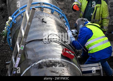 Friedeburg, Deutschland. 12.. Dezember 2022. An der Wilhelmshaven Anbindungs-Leitung (WAL) wird derzeit gearbeitet. Ein letzter Abschnitt der neuen Pipeline für das Importterminal von Wilhelmshaven für Flüssigerdgas (LNG) wurde nun an das deutsche Gasfernleitungsnetz angeschlossen. Auf einer Baustelle im ostfriesischen Bezirk Wittmund wurde das Rohr in den Boden gelegt und die abschließenden Schweißnähte bearbeitet. Kredit: Sina Schuldt/dpa/Alamy Live News Stockfoto