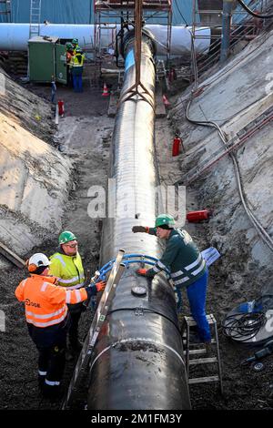 Friedeburg, Deutschland. 12.. Dezember 2022. An der Wilhelmshaven Anbindungs-Leitung (WAL) wird derzeit gearbeitet. Ein letzter Abschnitt der neuen Pipeline für das Importterminal von Wilhelmshaven für Flüssigerdgas (LNG) wurde nun an das deutsche Gasfernleitungsnetz angeschlossen. Auf einer Baustelle im ostfriesischen Bezirk Wittmund wurde das Rohr in den Boden gelegt und die abschließenden Schweißnähte bearbeitet. Kredit: Sina Schuldt/dpa/Alamy Live News Stockfoto