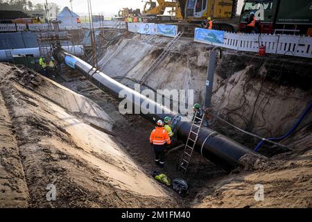 Friedeburg, Deutschland. 12.. Dezember 2022. An der Wilhelmshaven Anbindungs-Leitung (WAL) wird derzeit gearbeitet. Ein letzter Abschnitt der neuen Pipeline für das Importterminal von Wilhelmshaven für Flüssigerdgas (LNG) wurde nun an das deutsche Gasfernleitungsnetz angeschlossen. Auf einer Baustelle im ostfriesischen Bezirk Wittmund wurde das Rohr in den Boden gelegt und die abschließenden Schweißnähte bearbeitet. Kredit: Sina Schuldt/dpa/Alamy Live News Stockfoto