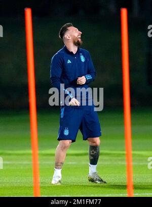 Argentiniens Lionel Messi während einer Schulung an der Qatar University Training Site 3 in Doha, Katar. Foto: Montag, 12. Dezember 2022. Stockfoto