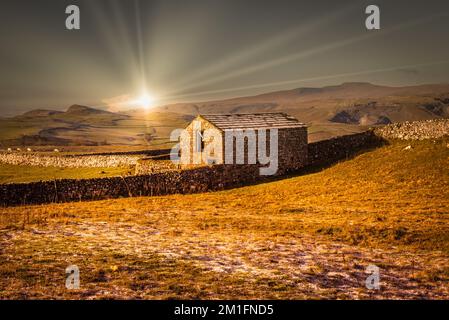 Sonnenuntergang über Stainforth in den Yorkshire Dales Stockfoto