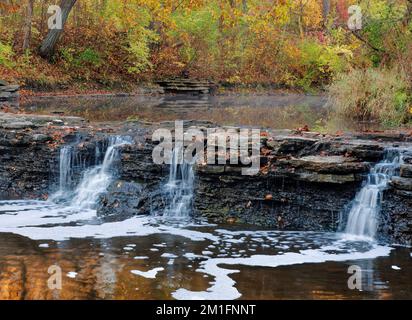 Wasserfall Glen Forest Preserve ist nach diesen künstlichen Wasserfällen benannt, die in den 1930er Jahren von der CCC als Hochwasserschutzprojekt geschaffen wurden, hier mit Surrou dargestellt Stockfoto