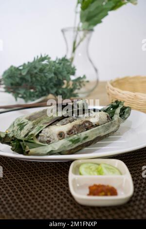 Nasi Bakar, den traditionellen Sundanesischen gegrillte Reis im Bananenblatt Stockfoto