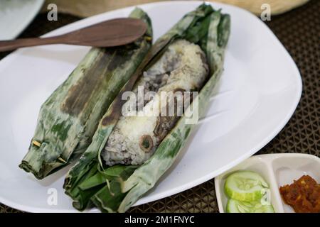 Nasi Bakar, den traditionellen Sundanesischen gegrillte Reis im Bananenblatt Stockfoto