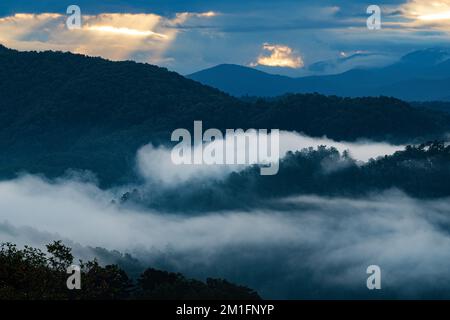 Nebel und Nebel füllen die Bergtäler am Foothills Parkway, Great Smoky Mountains National Park, Tennessee Stockfoto