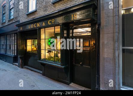 Auf der Rückseite von Lock and Co in Crown Passage St James, dem ältesten Geschäft der Welt. Stockfoto