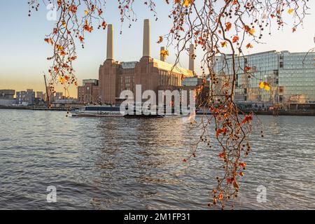 Das Kraftwerk Battersea wurde nach der Umgestaltung von der anderen Seite der Themse erschossen. 2022. Stockfoto