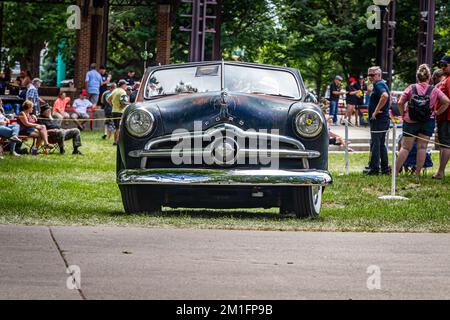 Des Moines, IA - 03. Juli 2022: Weitwinkelansicht eines 1949 Ford Custom Cabriolets auf einer lokalen Automesse. Stockfoto