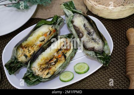 Nasi Bakar, den traditionellen Sundanesischen gegrillte Reis im Bananenblatt Stockfoto