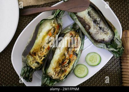 Nasi Bakar, den traditionellen Sundanesischen gegrillte Reis im Bananenblatt Stockfoto