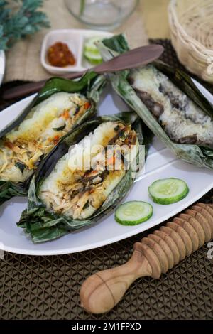 Nasi Bakar, den traditionellen Sundanesischen gegrillte Reis im Bananenblatt Stockfoto