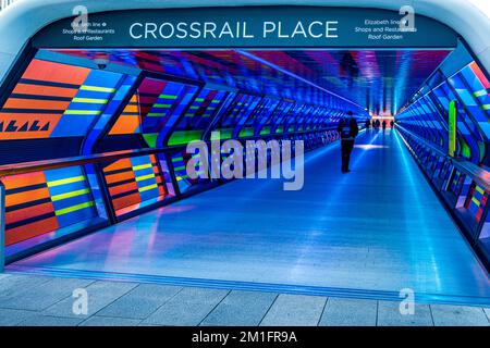 Crossrail Place, Canary Wharf, Fußgängerbrücke im Flughafenstil, die mit der Elizabeth Line Station verbunden ist. Kunstwerke von Camille Walala „Captivated by Colour“. Stockfoto